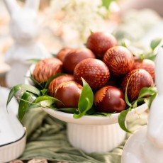 Ouă roșii în coșuleț*